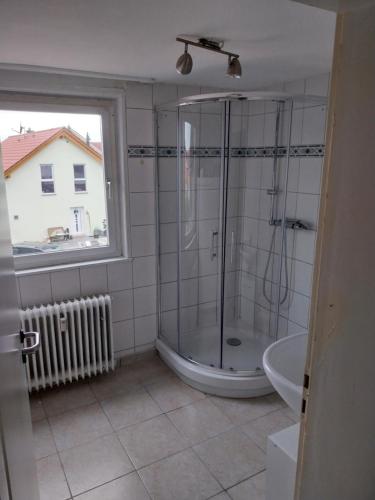 ein Bad mit einer Dusche und einem Waschbecken in der Unterkunft 3 Zimmer Monteurwohnung 1 Etage in Riedstadt