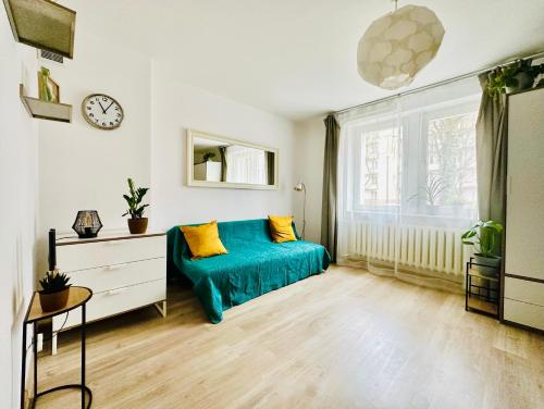 a bedroom with a green bed and a window at Cosy Stay Muranów in Warsaw