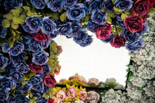 a bunch of flowers are arranged in the shape of a cross at 台東 夢之谷 l 寵物友善 l 停車場 in Taitung City