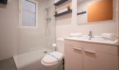 ein Bad mit einem WC, einem Waschbecken und einer Dusche in der Unterkunft TarracoHomes-TH08 Apartamento con patio privado en el centro de Tarragona in Tarragona