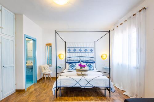 聖特雷莎加盧拉的住宿－Le Maschere B&B，一间卧室配有一张床和一张玻璃桌