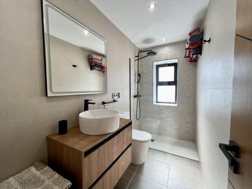 W łazience znajduje się umywalka, toaleta i lustro. w obiekcie Luxury bungalow Holycan w mieście San Bartolomé