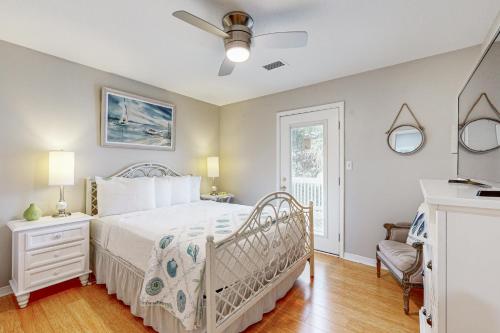 1 dormitorio con 1 cama y ventilador de techo en Cottages of Crystal Beach Sea La Vie, en Destin