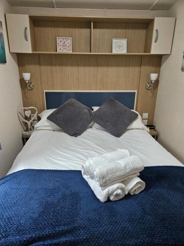Ocean Pearl , 20 Circular , Challaborough Bay في Bigbury: غرفة نوم عليها سرير وفوط