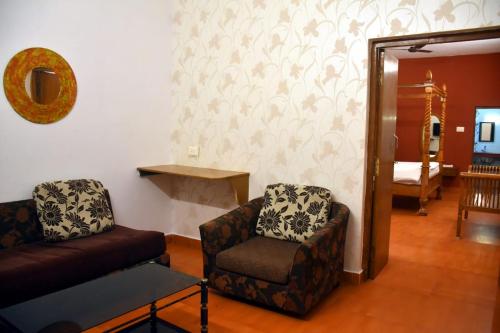 - un salon avec un canapé et une chaise dans l'établissement Vacation villa, à Yercaud