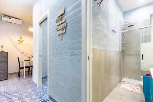La salle de bains est pourvue d'une douche avec une porte en verre. dans l'établissement Appartamento Stella Marina 3 - MyHo Casa, à San Benedetto del Tronto