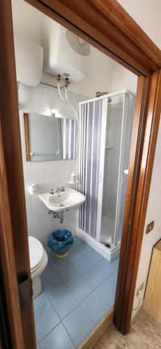 La salle de bains est pourvue de toilettes et d'un lavabo. dans l'établissement Da Carlino, à Peschici