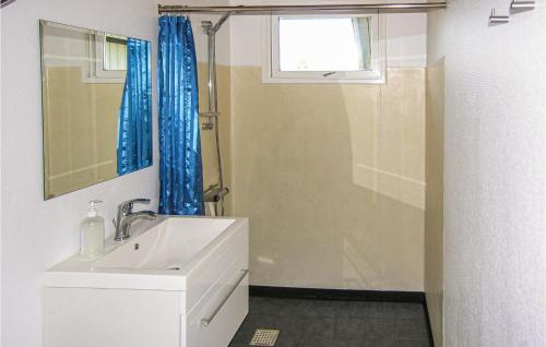 a bathroom with a sink and a shower with a window at Awesome Home In Humble With 3 Bedrooms And Wifi in Humble