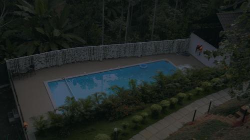 - une vue sur la piscine située à l'arrière de l'établissement dans l'établissement Mountain Vibes Resort Wayanad, à Wayanad