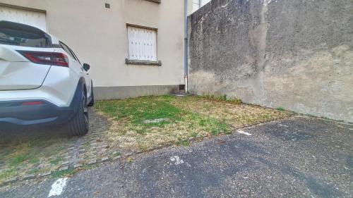 a car parked next to a wall next to a building at Appartement confortable et calme à Tours centre in Tours