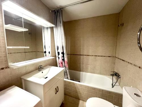 ロザスにあるAQUAMARINA011のバスルーム(洗面台、トイレ、バスタブ付)