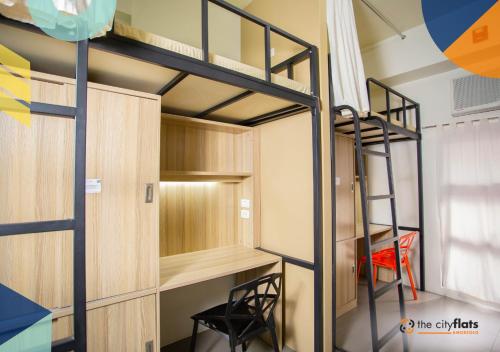 マニラにあるThe Flats Amorsoloの二段ベッドとはしご付きの客室です。