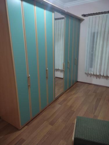 a room with green and blue walls and wooden floors at ERCİYESİN MÜKEMEL MANZARASI in Kayseri