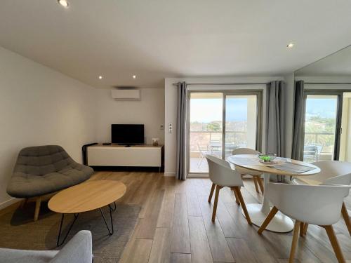 Photo de la galerie de l'établissement Beau 2 pièces proche mer - piscine et clim, à Vallauris