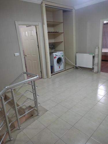 a room with a washing machine and a tiled floor at ERCİYESİN MÜKEMEL MANZARASI in Kayseri