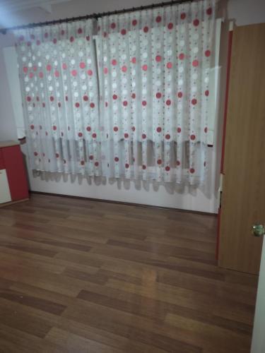 a room with a wall with white and red polka dots at ERCİYESİN MÜKEMEL MANZARASI in Kayseri
