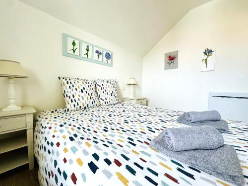 une chambre avec un lit avec deux oreillers dessus dans l'établissement Appartement dans maison à colombages 6 personnes Les Sables, à Les Sables-dʼOlonne