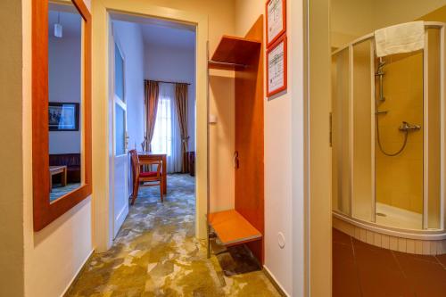 korytarz z drzwiami do pokoju ze stołem w obiekcie Zámek Křtiny w mieście Křtiny