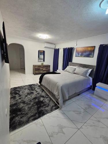 En eller flere senger på et rom på Skywin Airbnb - 1 Bedroom Apt&Sofa Bed - HWT, KGN