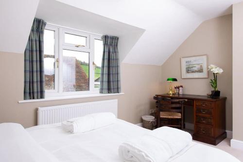 um quarto com 2 camas brancas e uma secretária em Cosy Cottage in Beautiful South Downs Walk 2 Pub em Chichester