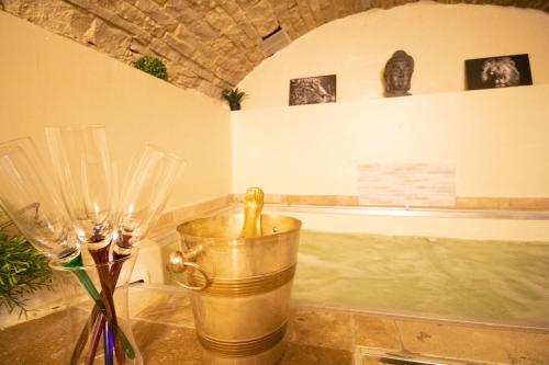 Suite Lovespa في Coligny: حمام مع حوض مع دلو ذهب