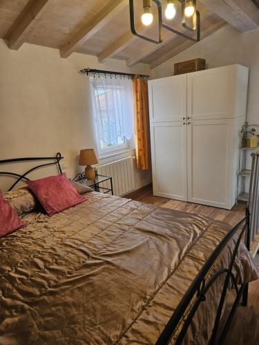 1 dormitorio con 1 cama grande en una habitación en Casa Mary en Camaiore