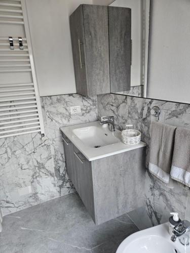 bagno con lavandino e specchio di Casa Mary a Camaiore