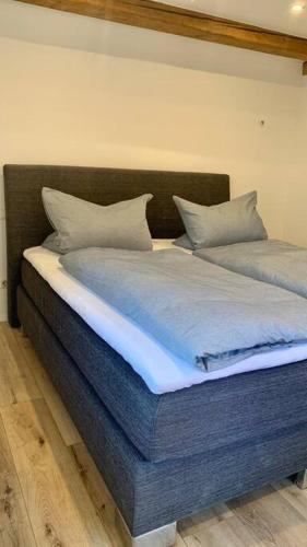 2 camas con almohadas en una habitación en Ferienhaus Allgäu Flughafen Memmingen, en Benningen