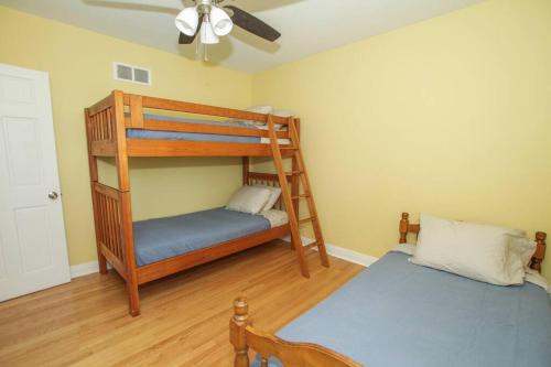 a bedroom with two bunk beds and a ceiling fan at Homey Single Family on Old Orchard in Cornwall