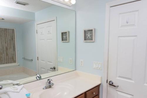 łazienka z umywalką i dużym lustrem w obiekcie Villas at Destin West Gulfside V403 w mieście Fort Walton Beach