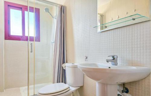 ラ・カラ・デ・ミハスにあるBeautiful Apartment In La Cala De Mijas With Kitchenのバスルーム(洗面台、トイレ、シャワー付)