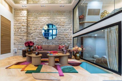 un salon avec un canapé et une table dans l'établissement B Luxe Triplex, Cinema Near Place des Vosges AC, à Paris