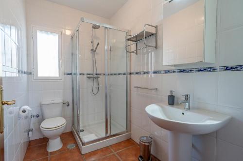 La salle de bains est pourvue d'une douche, de toilettes et d'un lavabo. dans l'établissement Villa Maroma, à Viñuela