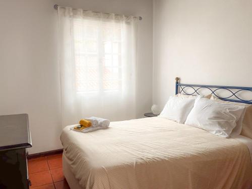 un dormitorio con una cama con un animal de peluche en WelcomeBuddy - Casa da Praia - Moinhos Beach, en Porto Formoso
