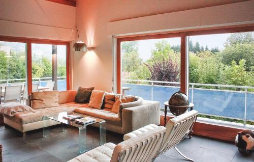 Bazén v ubytování Les Dents De Lanfon nebo v jeho okolí