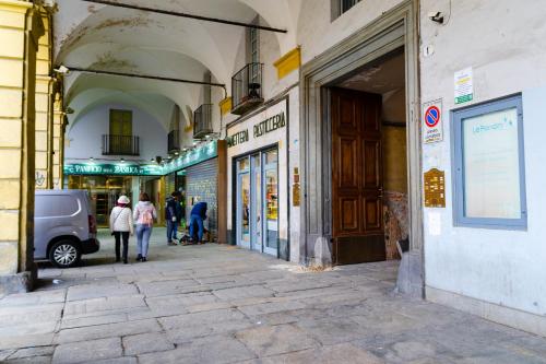 een groep mensen die op straat lopen bij La sosta verde by HAPPYHOSTORINO in Turijn