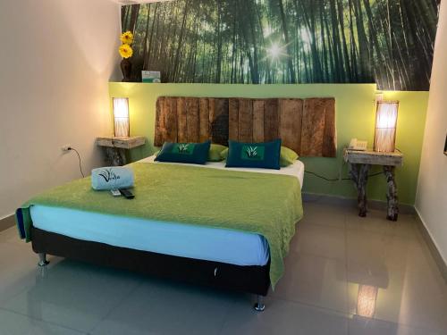 een slaapkamer met een groot bed met 2 nachtkastjes bij Hotel Vesta Boutique in Neiva