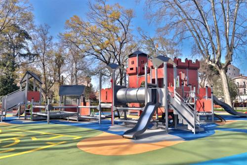 un parque infantil con tobogán en Enormous charm T2 historic center laundry Fiber, en Perpiñán