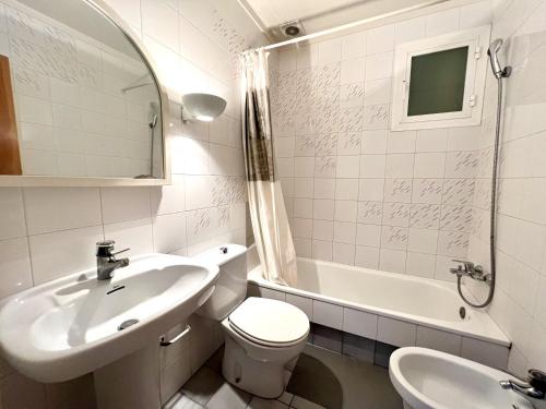 ロザスにあるMiraflorのバスルーム(洗面台、トイレ、バスタブ付)