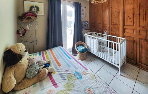 Habitación para bebés con cuna y animales de peluche en 3 Bedroom Lovely Home In Caux, en Caux