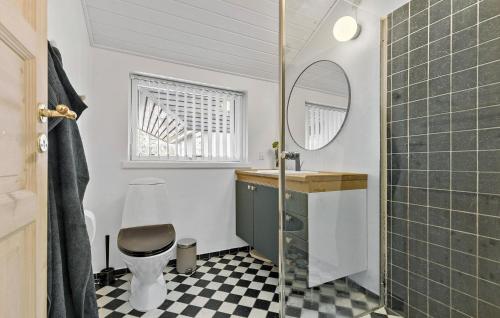 Koupelna v ubytování 3 Bedroom Beautiful Home In Ebeltoft