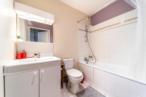 une salle de bain avec des toilettes blanches et un lavabo dans l'établissement Vieux Lille - Balcon - Parking, à Lille