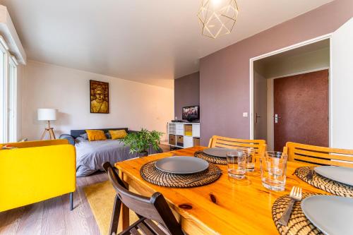 une salle à manger avec une table et des chaises en bois dans l'établissement Vieux Lille - Balcon - Parking, à Lille