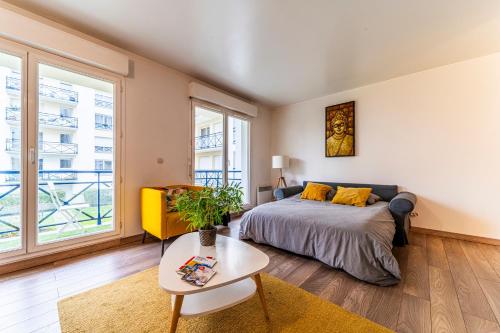 une chambre avec un lit et une table dans l'établissement Vieux Lille - Balcon - Parking, à Lille