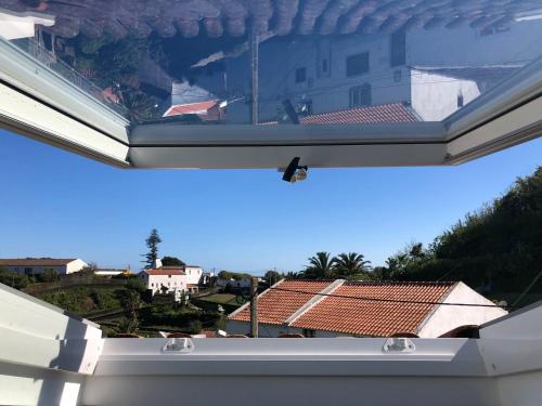 卡爾拉的住宿－WelcomeBuddy - Uma Casa na Caloura - Blue & Beach，从房子的窗户欣赏美景