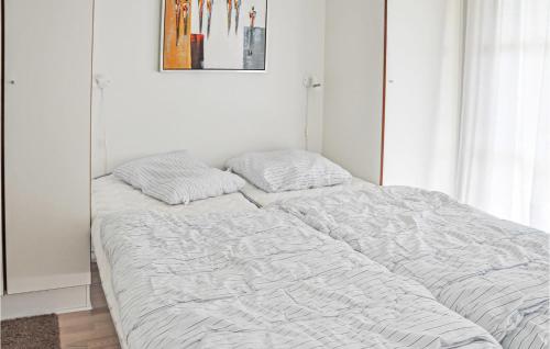 EgernsundにあるAmazing Home In Egernsund With 3 Bedrooms, Sauna And Wifiの白い部屋のベッド1台(枕2つ付)