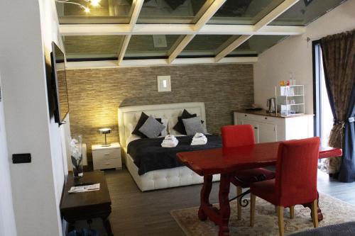 1 dormitorio con cama, mesa y escritorio en BB TORTONA en Milán