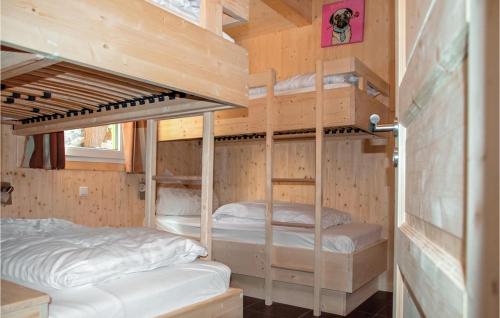 トゥルラッハー・ヘーエにあるAwesome Home In Turrach With 5 Bedrooms And Saunaの小さな家の二段ベッド2台