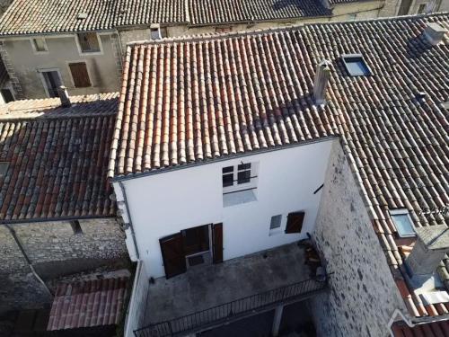 Maison rénovée entre coeur de village et garrigue