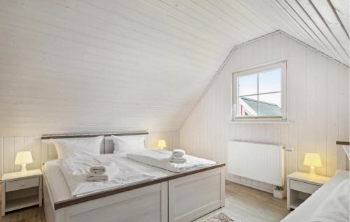 Un dormitorio blanco con una cama grande y una ventana en Beautiful Home In Zerpenschleuse With Wifi, en Zerpenschleuse